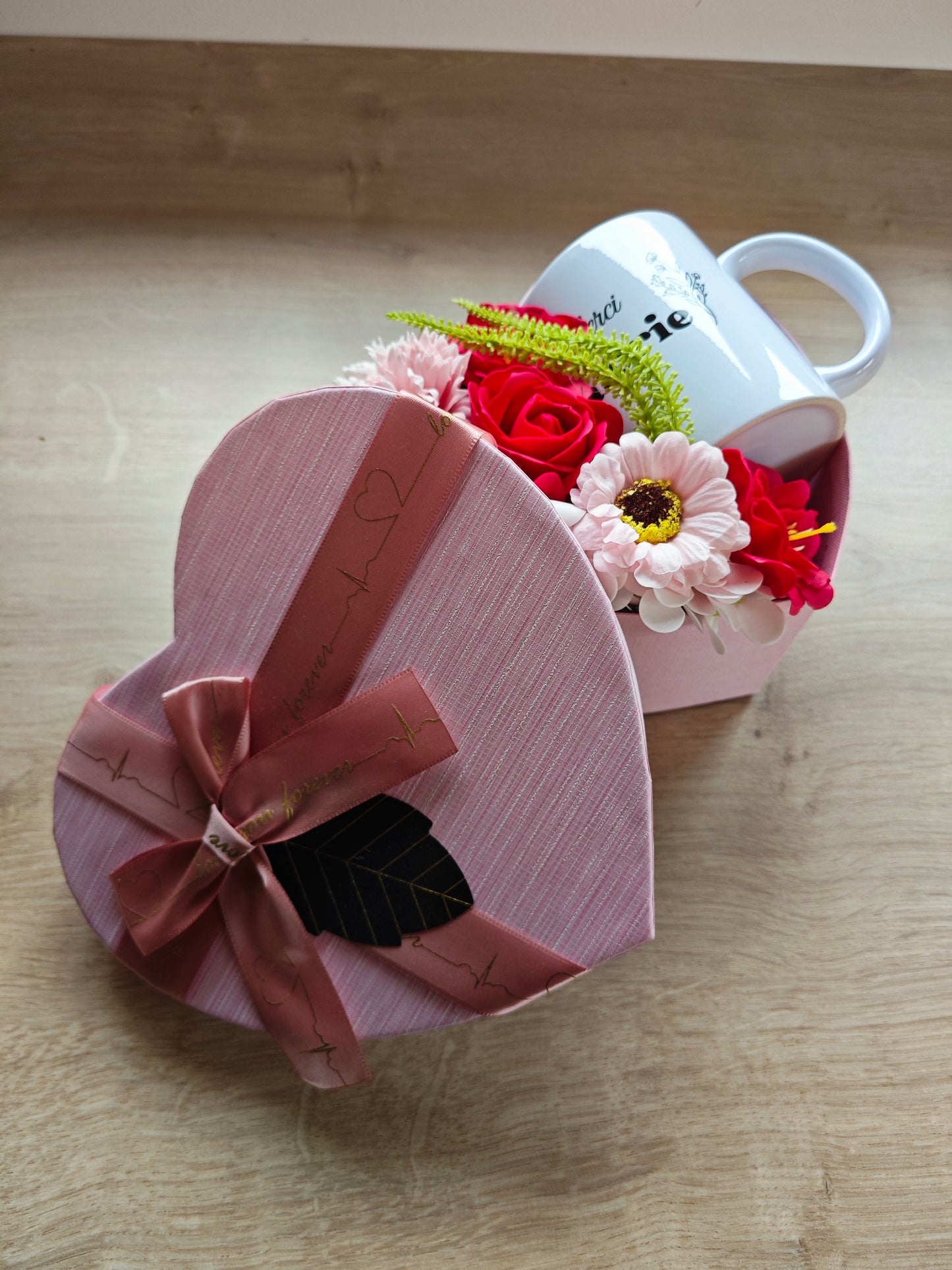 Cœur fleuri et mug personnalisé