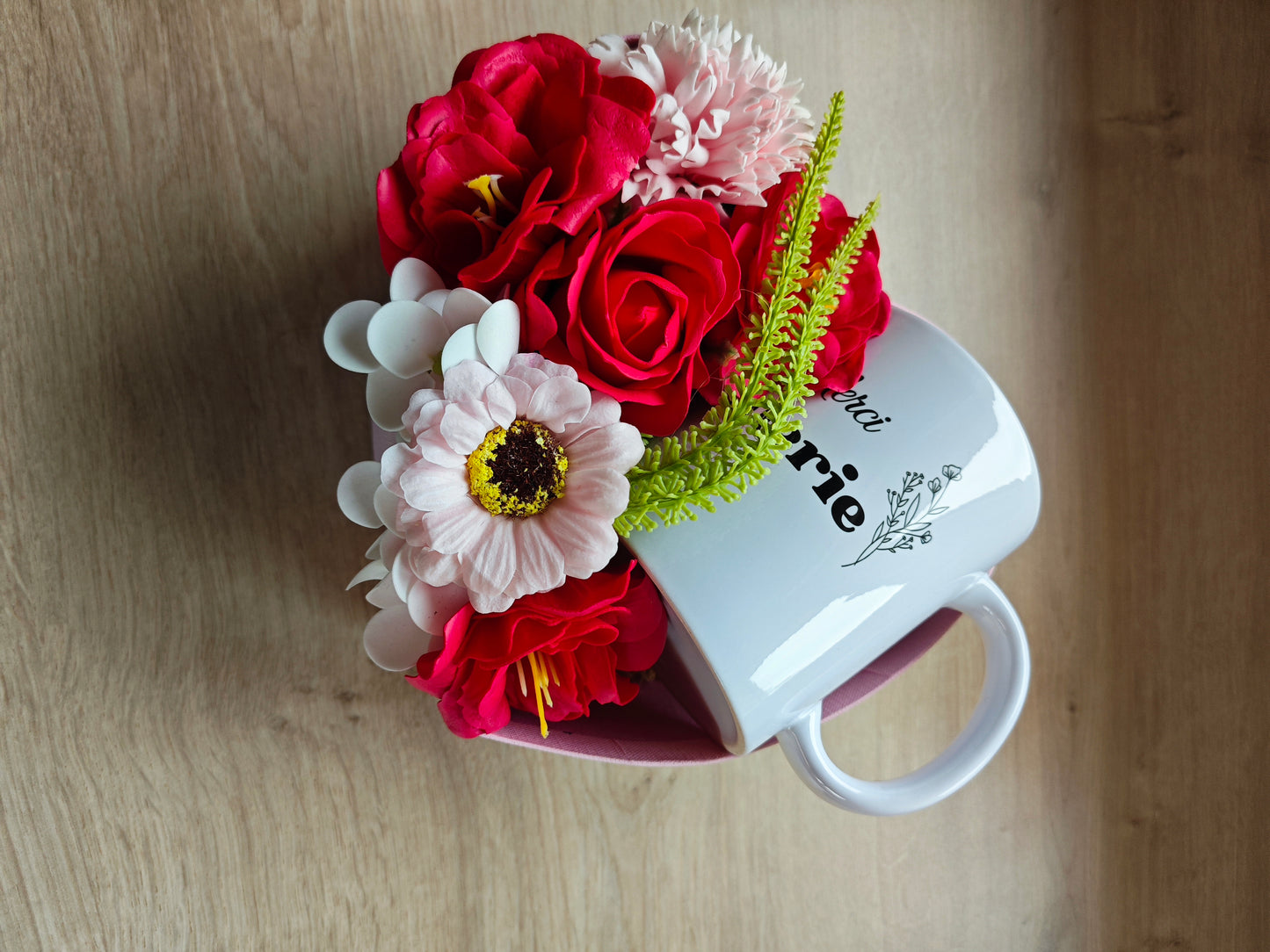 Cœur fleuri et mug personnalisé