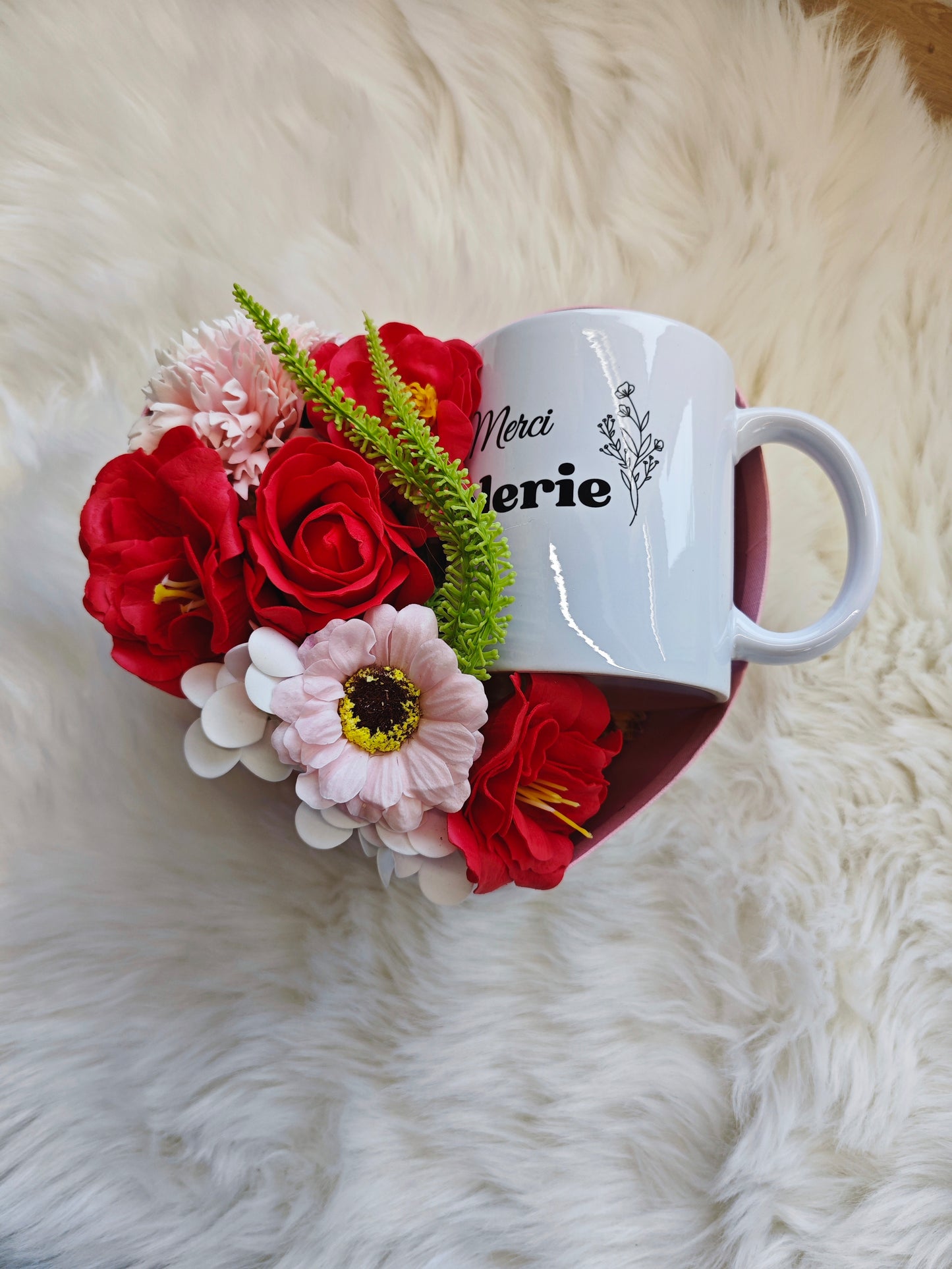 Cœur fleuri et mug personnalisé