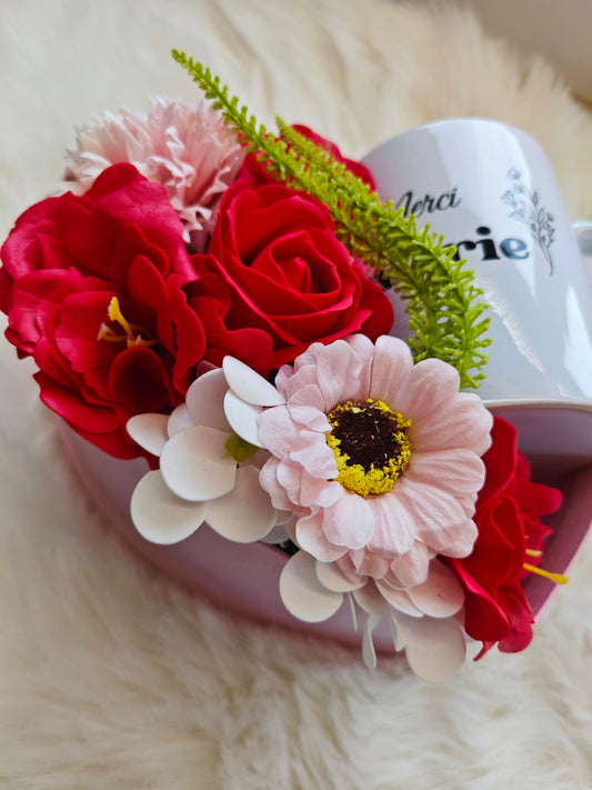 Cœur fleuri et mug personnalisé